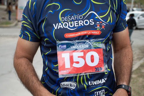 Corredor con remera y dorsal del Desafío Vaqueros