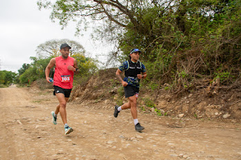 Dos corredores en el circuito de tierra