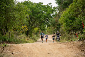 Corredores avanzando juntos por el circuito de Vaqueros