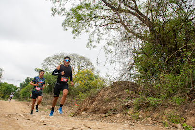 Corredores subiendo por el sendero