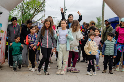 Familias participando de la caminata solidaria